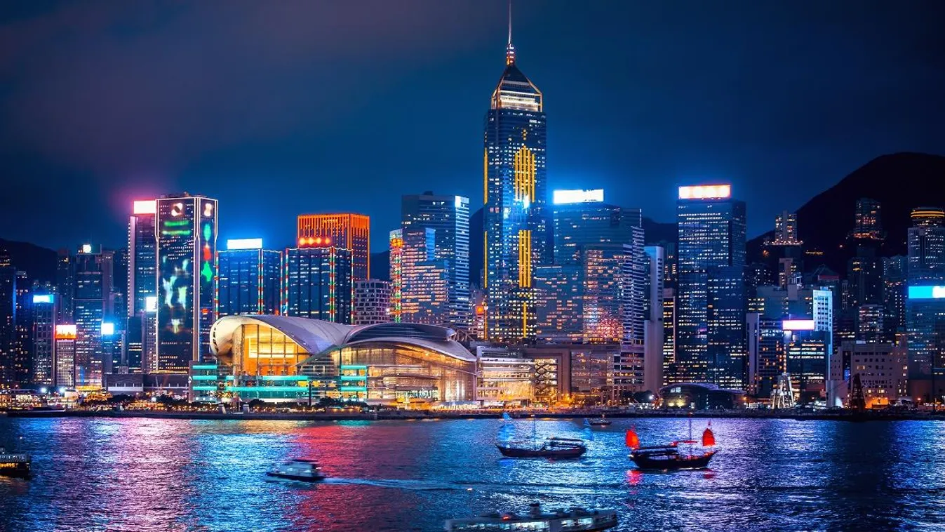 Félmillió ingyen repülőjeggyel csábítja a turistákat Hongkong