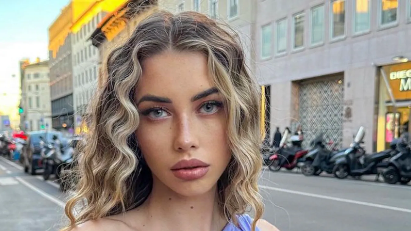 Nyílt utcán villantotta meg tökéletes melleit a szőke szexistennő – 18+ fotó