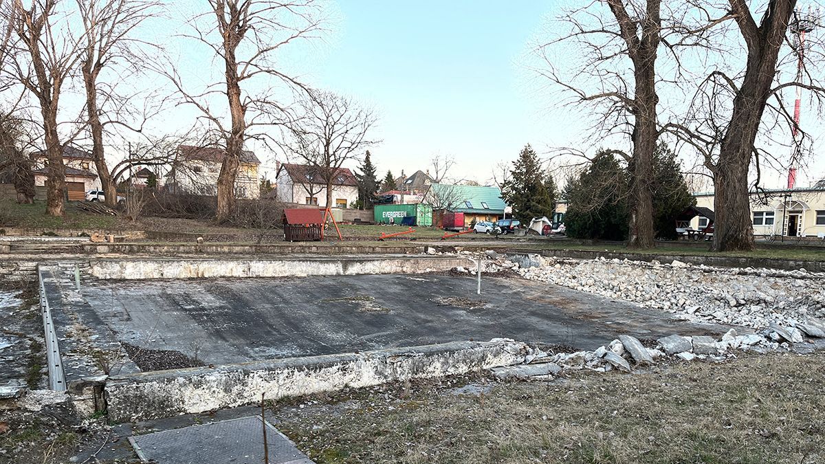 Lebontják Budapest egyik strandját – fotók