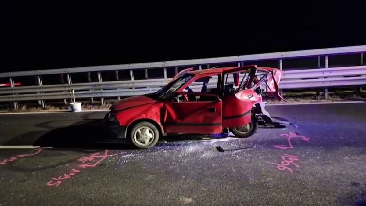 Horrorbaleset Répcelaknál: kettétörte a Suzukit a belerohanó Dacia, hős fiatalok szabadították ki a sofőrt