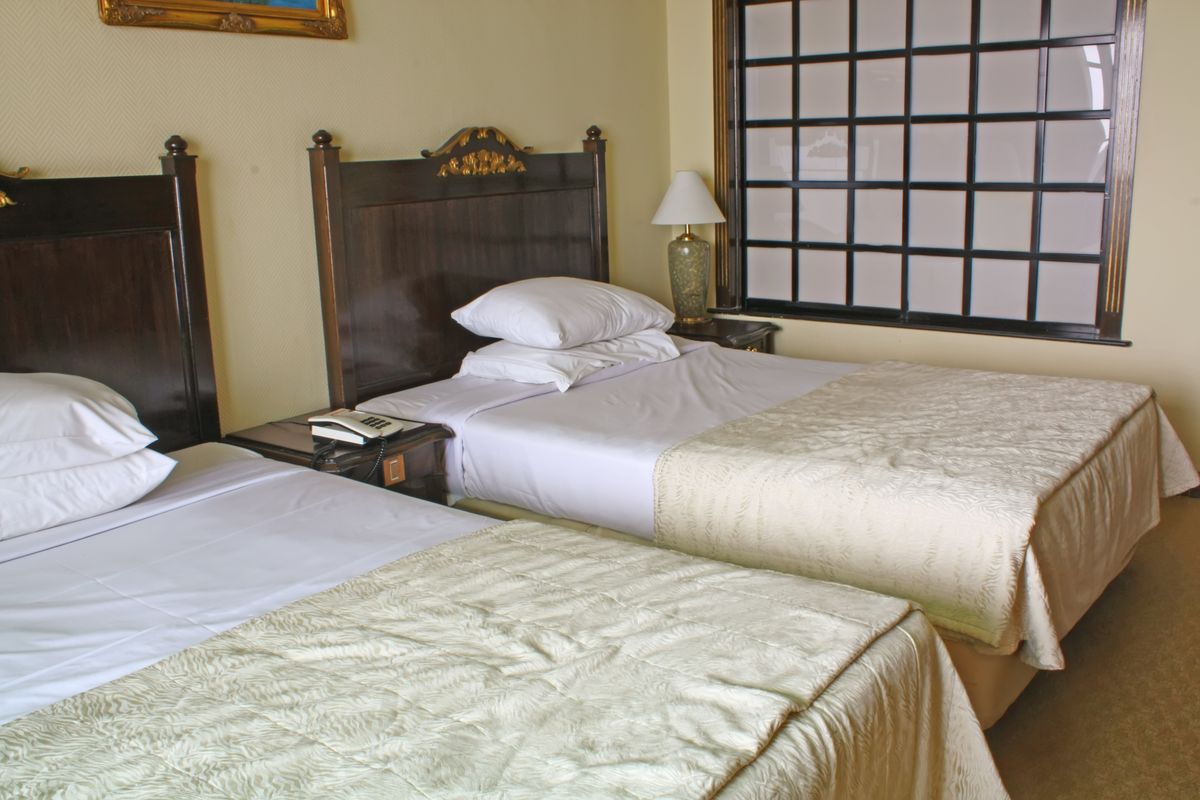 két ágy, külön ágy, szoba, hotel, szállás, szálló, Shutterstock illusztráció