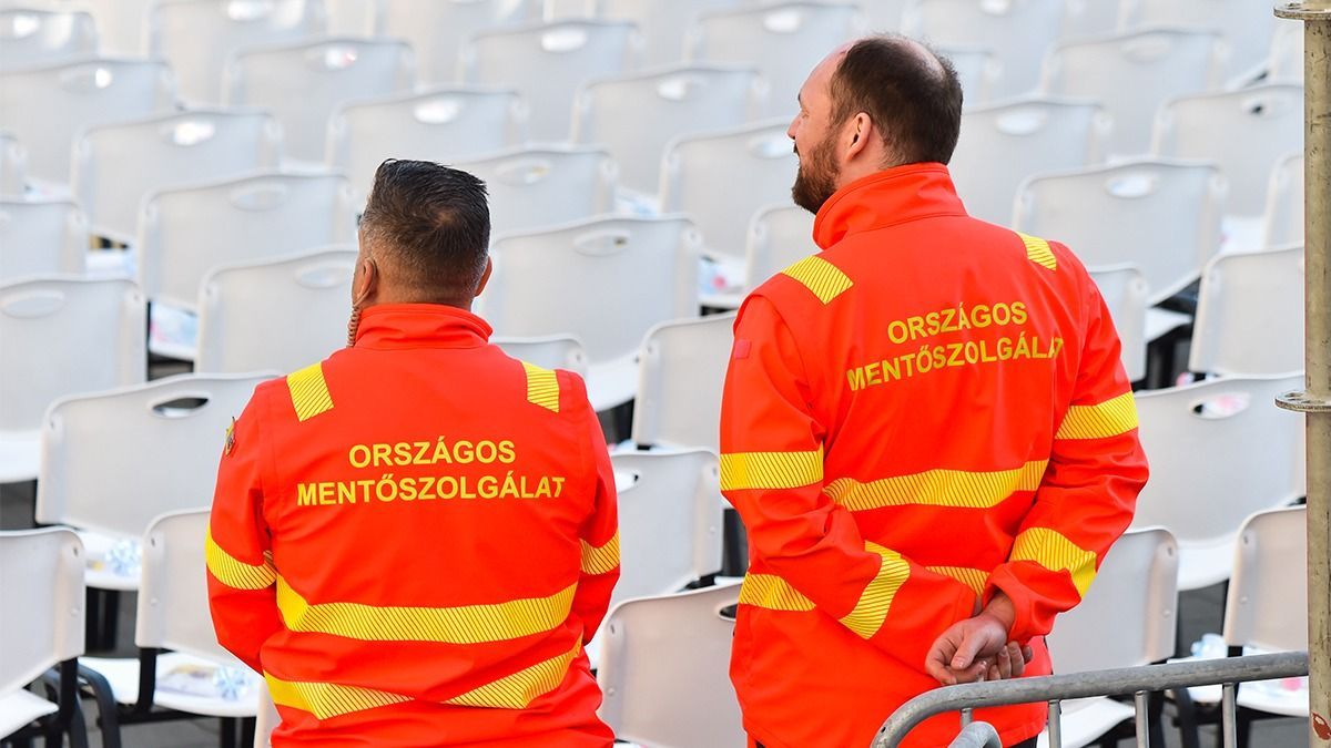 Mi történt? Hordágyon vittek el egy nőt Ferenc pápa miséjéről