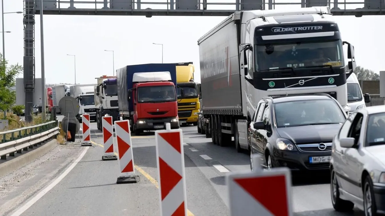 Öt autó ütközött Szentendre határában, óriási a torlódás