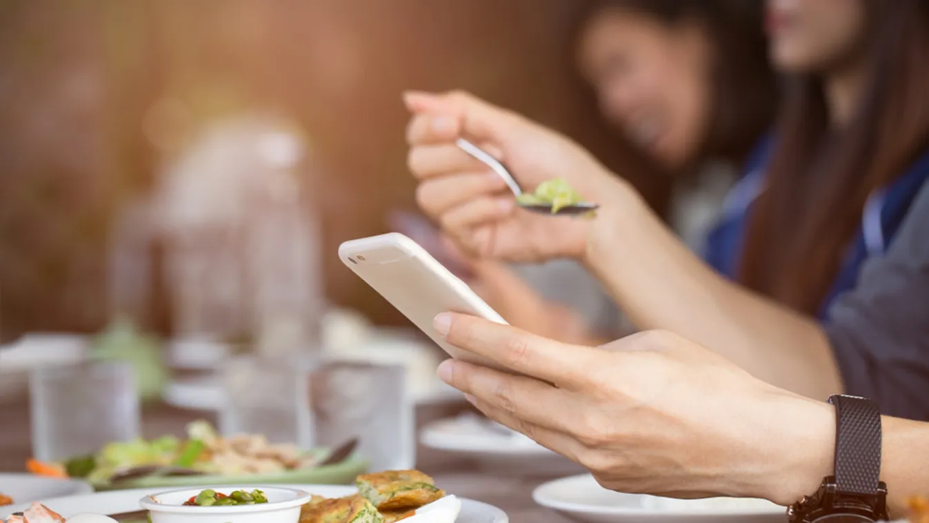 Ebben a tokiói étteremben kikapsz, ha telefonozol evés közben