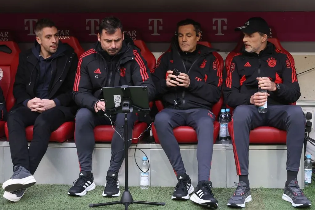 Lőw Zsolt (balról a második) mellett Marco Neppe technikai igazgató és Arno Michels, Tuchel (jobbra) második segítője
