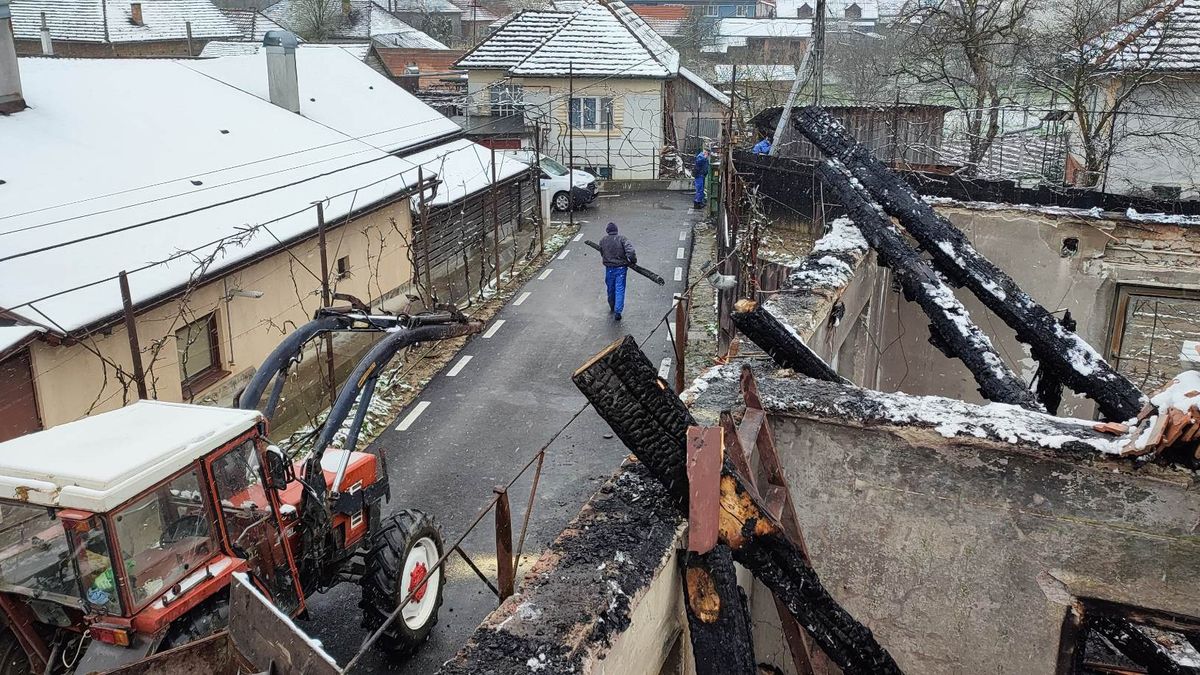 Fel sem fogták, hogy mindenük odalett: lángolt a házuk, egymás életét mentette Anna és József