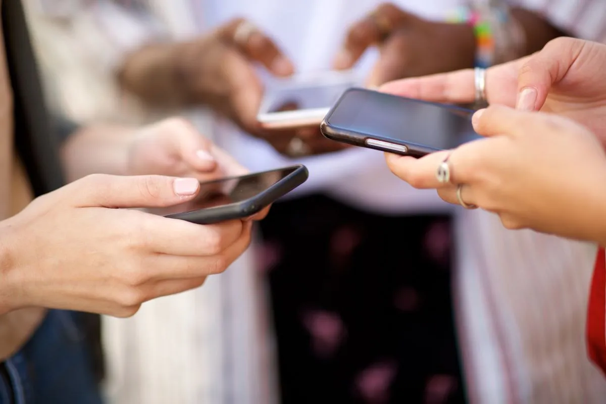 mobiltelefon, okostelefon, mobil, mobilfüggő, Shutterstock