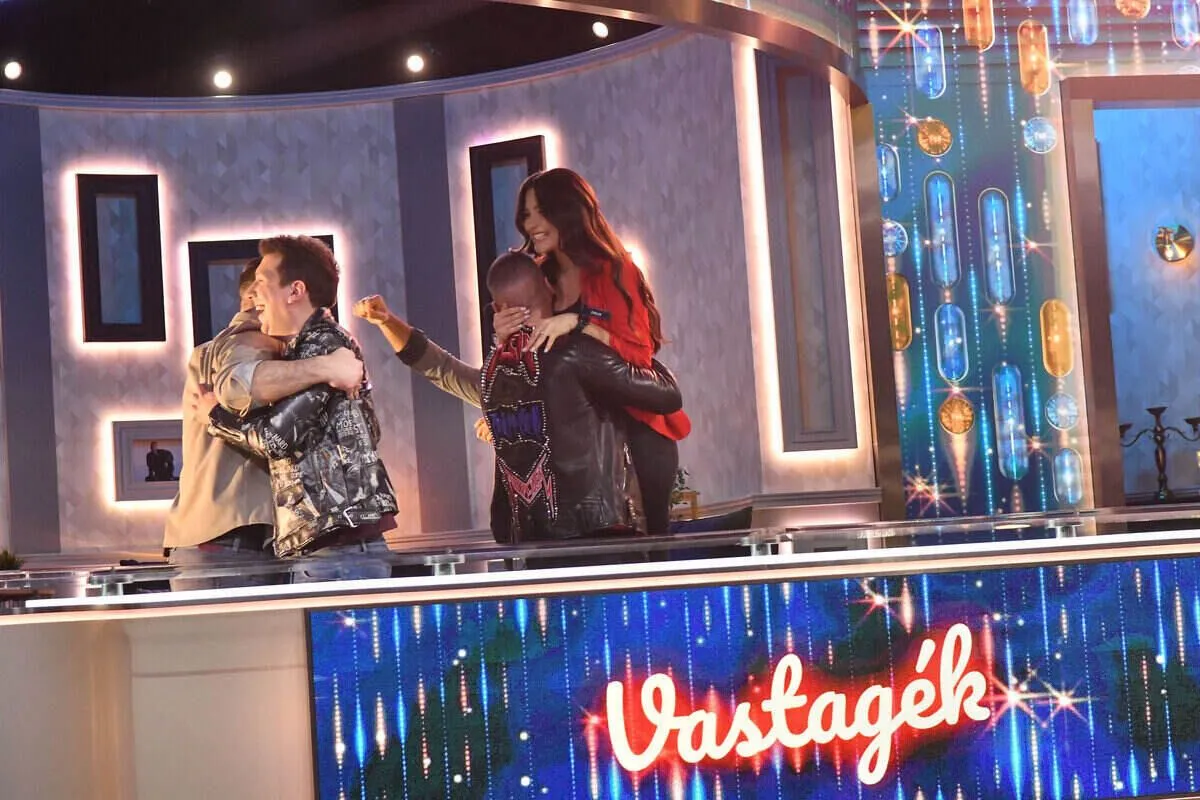 Vastag Csaba és csapata ünnepli a főnyereményt