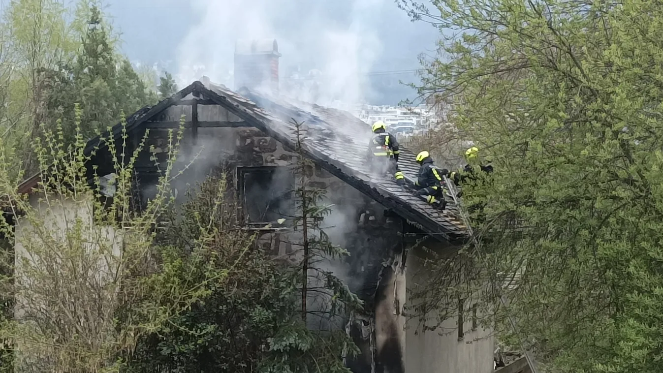 Családi ház lángolt Budapesten, nagy erőkkel vonultak ki a tűzoltók - Fotók!
