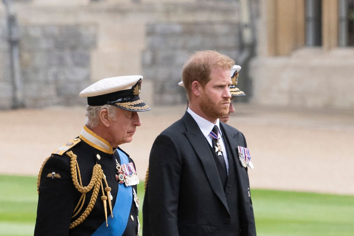 III. Károly király (balra) és fia, Harry herceg (jobbra), fotó: AFP