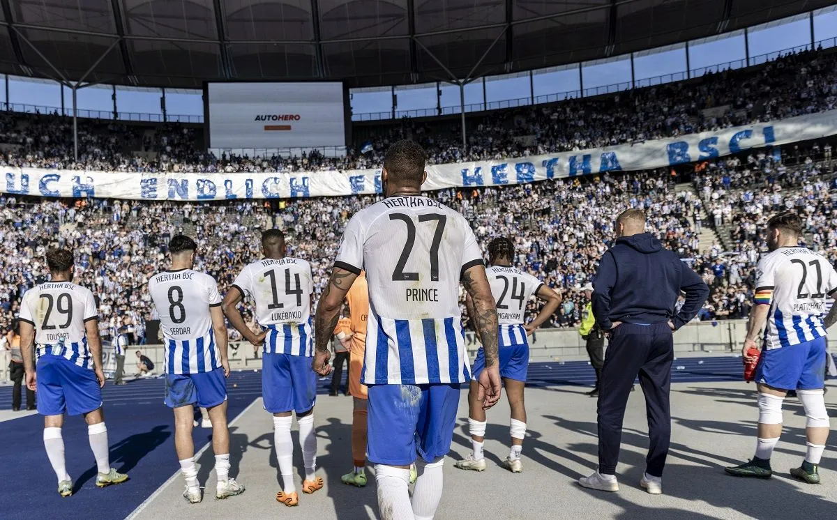 Dárdai és játékosai a lefújás után a Hertha-tábor előtt: kaptak hideget-meleget