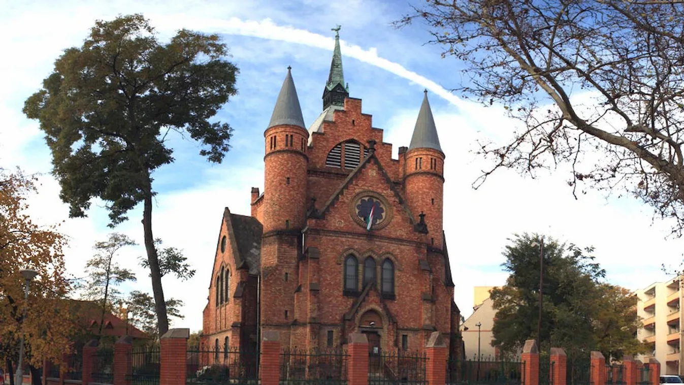 Szolnok református temploma egy vörös erődítményre hasonlít