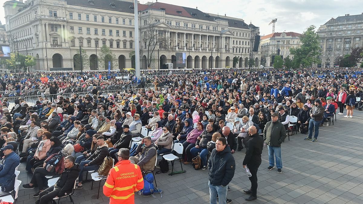 Videón a hatalmas tömeg, tízezrek várnak a pápára