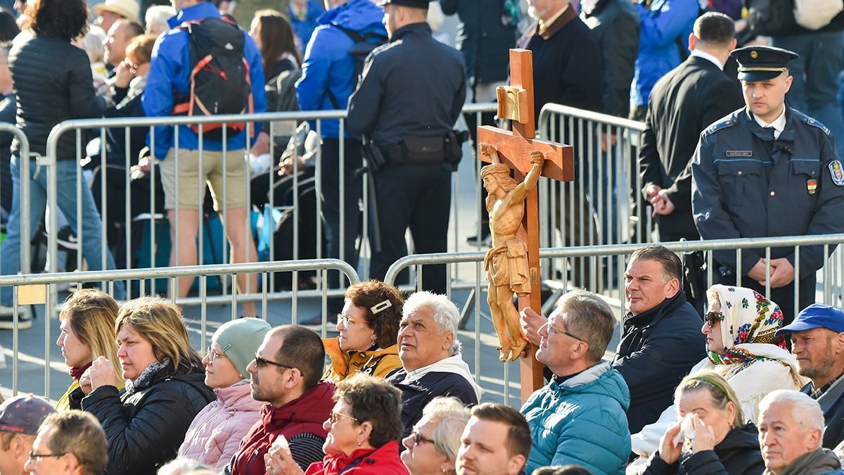 Fotókon az óriási tömeg, a Kossuth térre várják a pápát