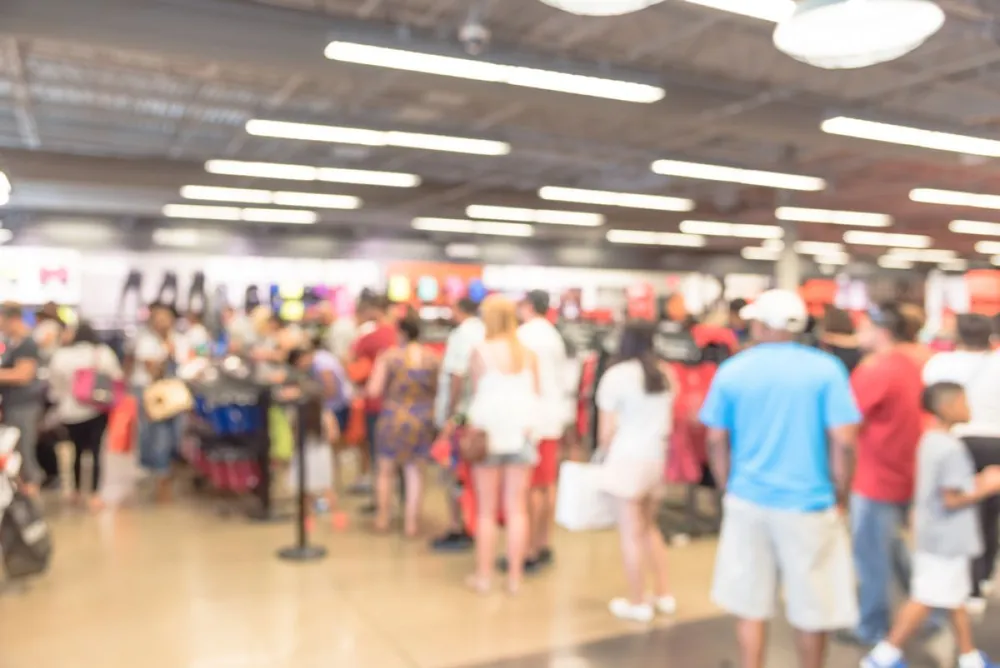 Blur,Image,Cashier,With,Long,Line,Of,People,Waiting,At