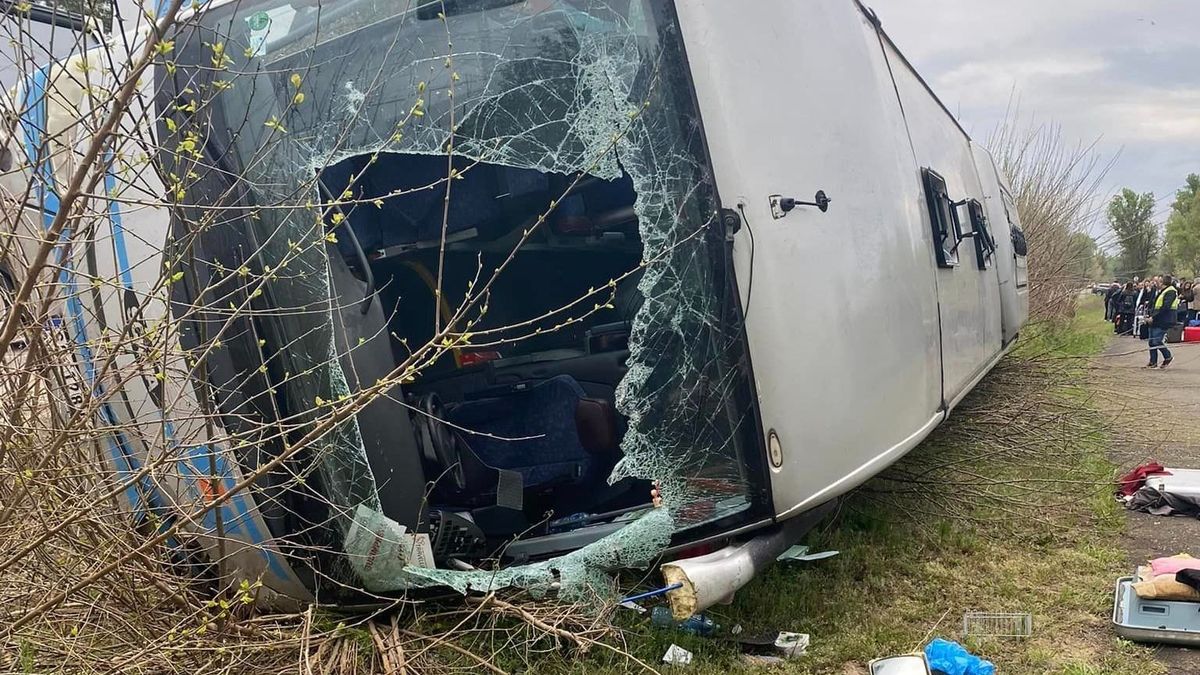 „Borzasztó látvány volt a felborult busz” - kilencen sérültek meg a félelmetes kiskunhalasi balesetben