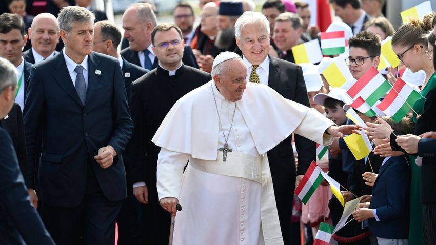 Így érkezett meg Ferenc pápa Budapestre
