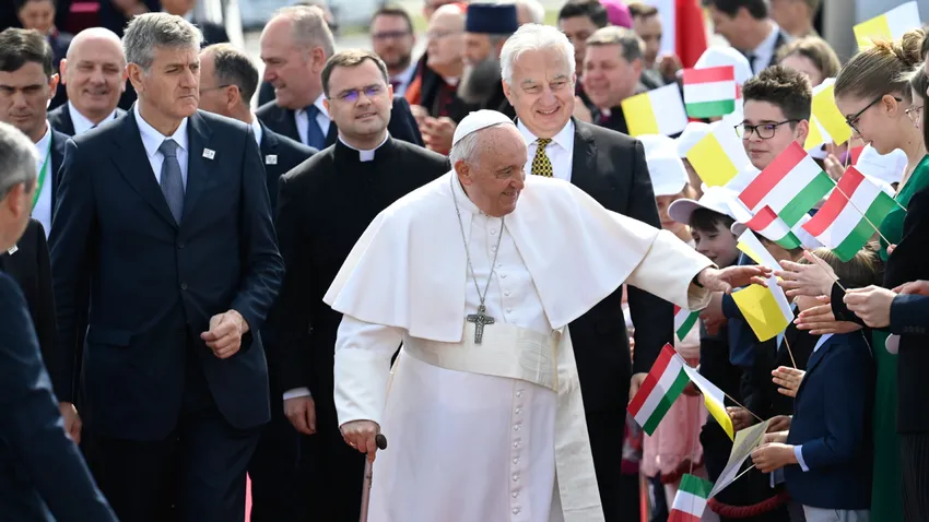 Így érkezett meg Ferenc pápa Budapestre