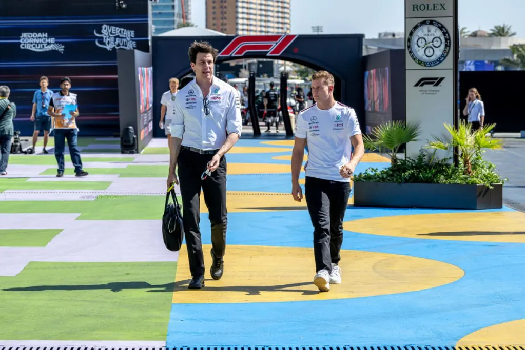 Toto Wolff (balra) nagyon dicséri Mick Schumachert