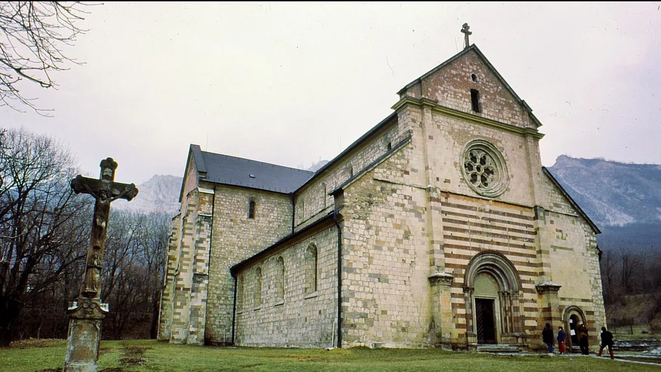Rejtélyes koponyákat és feliratot fedeztek fel egy hazai templomban