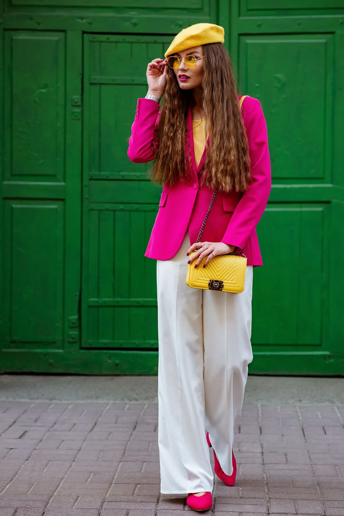 Fashionable,Woman,Wearing,Trendy,Outfit,With,Yellow,Sunglasses,,Beret,,Shoulder