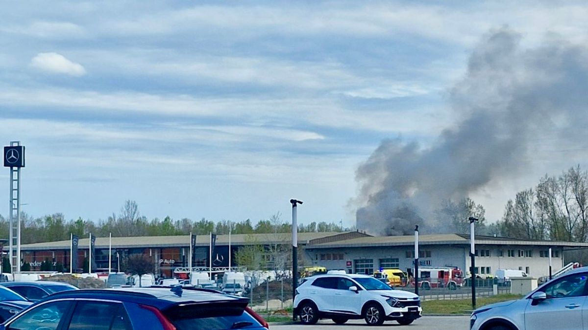 "Még Pesten is látni" - hatalmas lángokkal ég egy csarnok Fóton - fotók