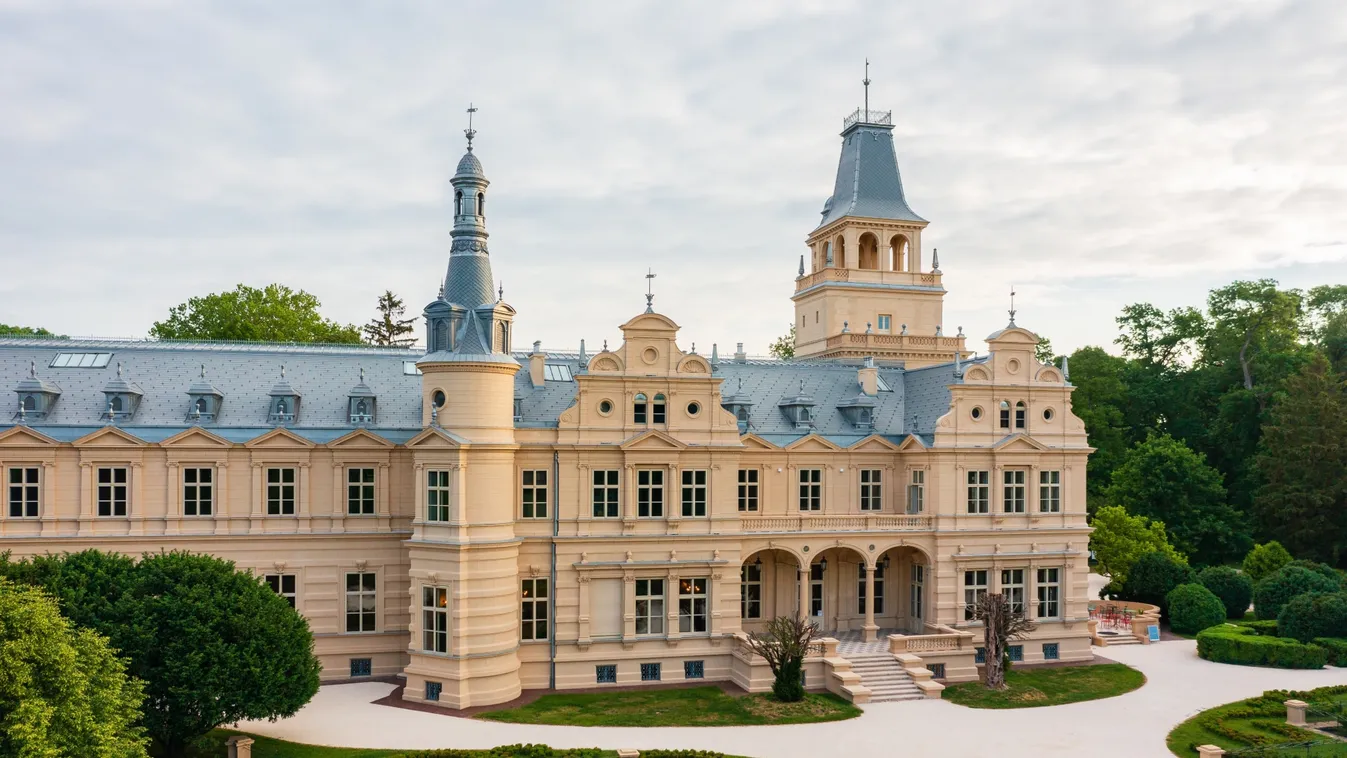 Kastélyok, tavak és parkok szegélyezik az év kerékpárútját