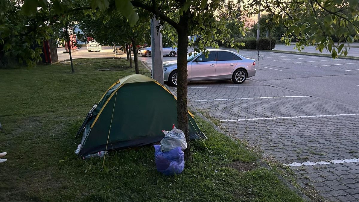 Fiatalok segítenek a komáromi parkolóban sátrazó zavart Magdi nénin