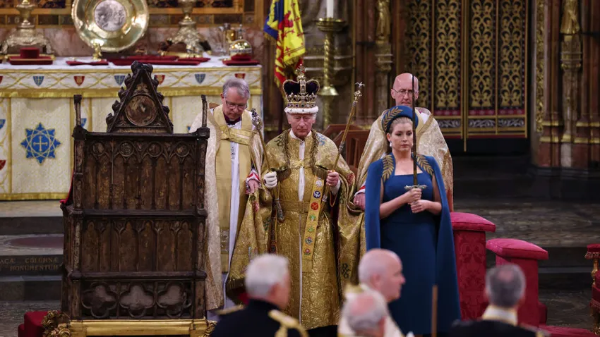 Királlyá koronázták III. Károlyt