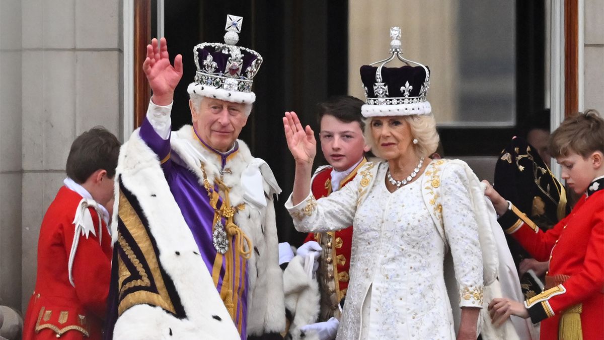 Harry herceg nélkül köszöntötte az újdonsült király a briteket a Buckingham-palota erkélyéről – videó