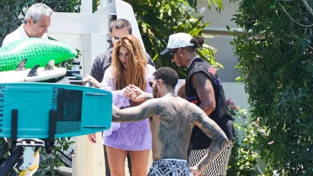 Shakira (középen) Hamiltonnal (jobbra, fekete trikóban és fehér baseballsapkában) hajókázott Miami Beachen