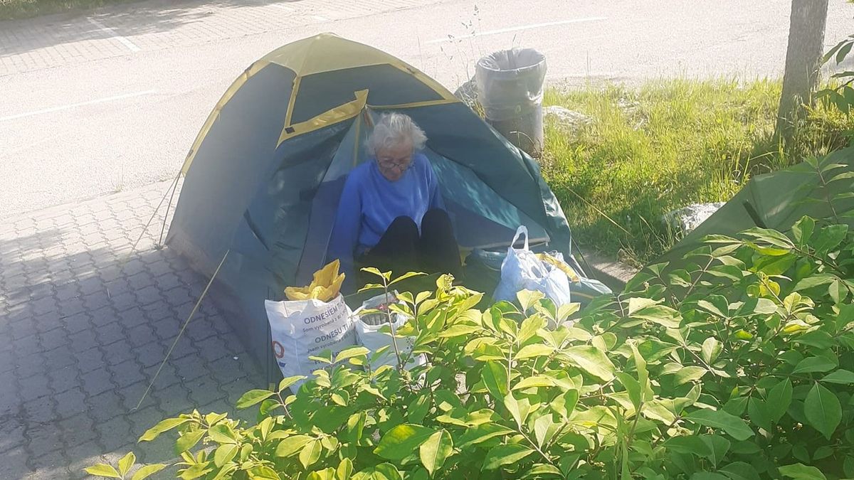 Többhavi nyugdíj ragadt a komáromi Tesco parkolójában sátrazó Magdi néni számláján
