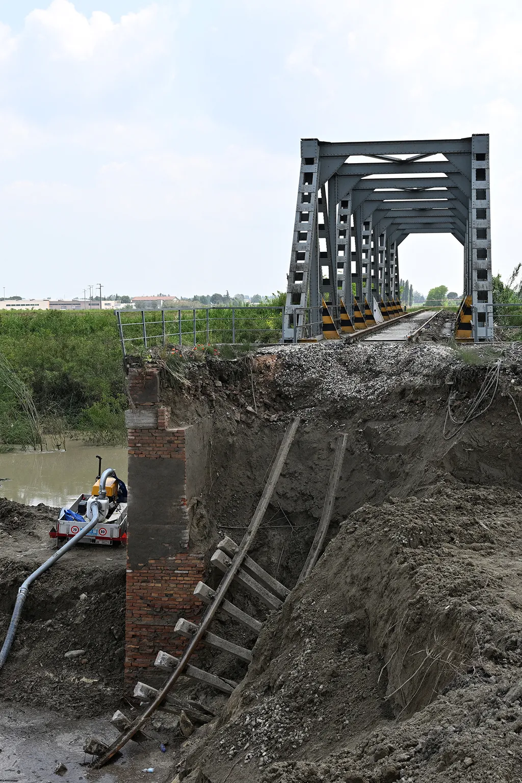A photo taken on May 21, 2023 in Sant'Agata sul Santerno, near Ravenna, shows a collapsed railway bridge after floodwaters hit the Emilia-Romagna region. More than 36,000 people have now been forced from their homes by deadly floods in northeast Italy, regional officials said, as rising waters swallowed more houses and fresh landslides isolated hamlets. Violent downpours earlier this week killed 14 people, transforming streets in the cities and towns of the Emilia Romagna region into rivers. (Photo by Andreas SOLARO / AFP)