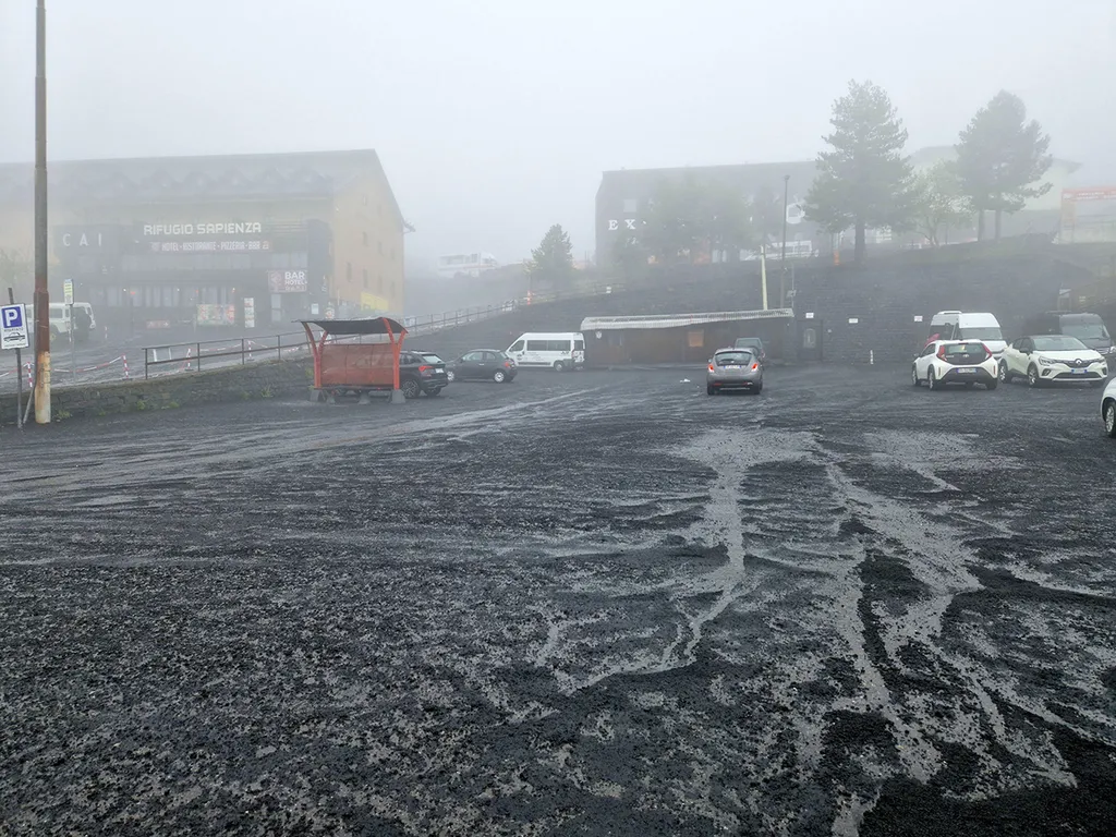 Nicolosi, 2023. május 21.
Vulkáni hamuval borított parkoló az Etna tűzhányó kitörése után a szicíliai Nicolisiben 2023. május 21-én.
MTI/EPA/ANSA/Orietta Scardino