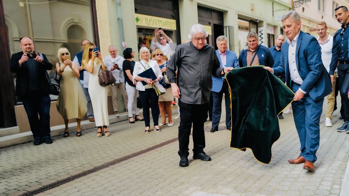 Csillagot kapott Koltai Lajos az Egri Csillagok Sétányán