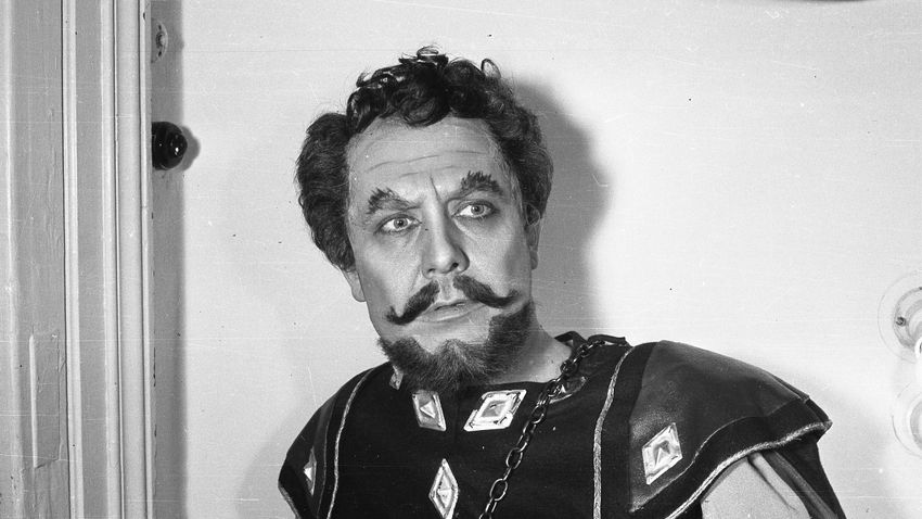 1960
Kállai Ferenc színművész több ikonikus Shakespeare darabban is kiemelkedő alakítást nyújtott. Melyik tragédiában játszotta Lucius Domitius Ahenobarbust?