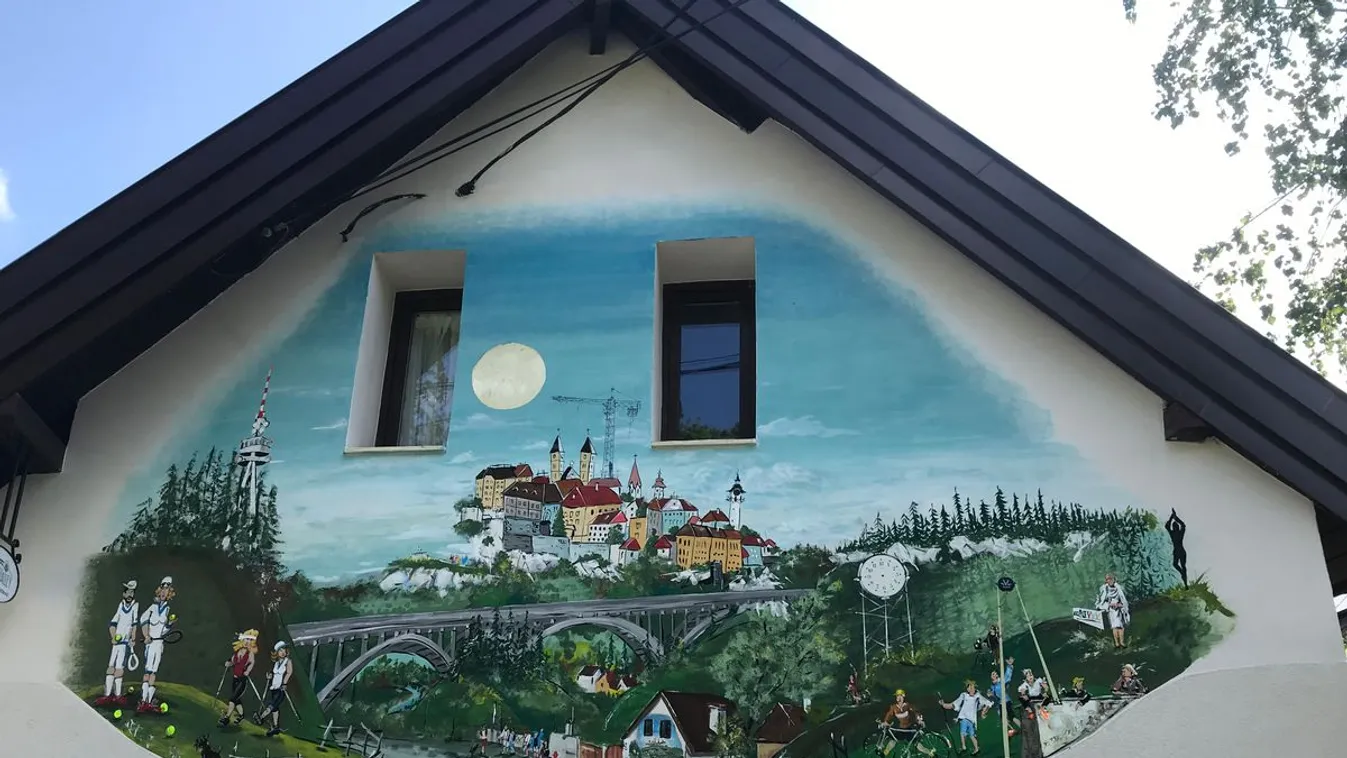 Turistalátványosságnak is beillő festmény díszíti Veszprém egyik házfalát