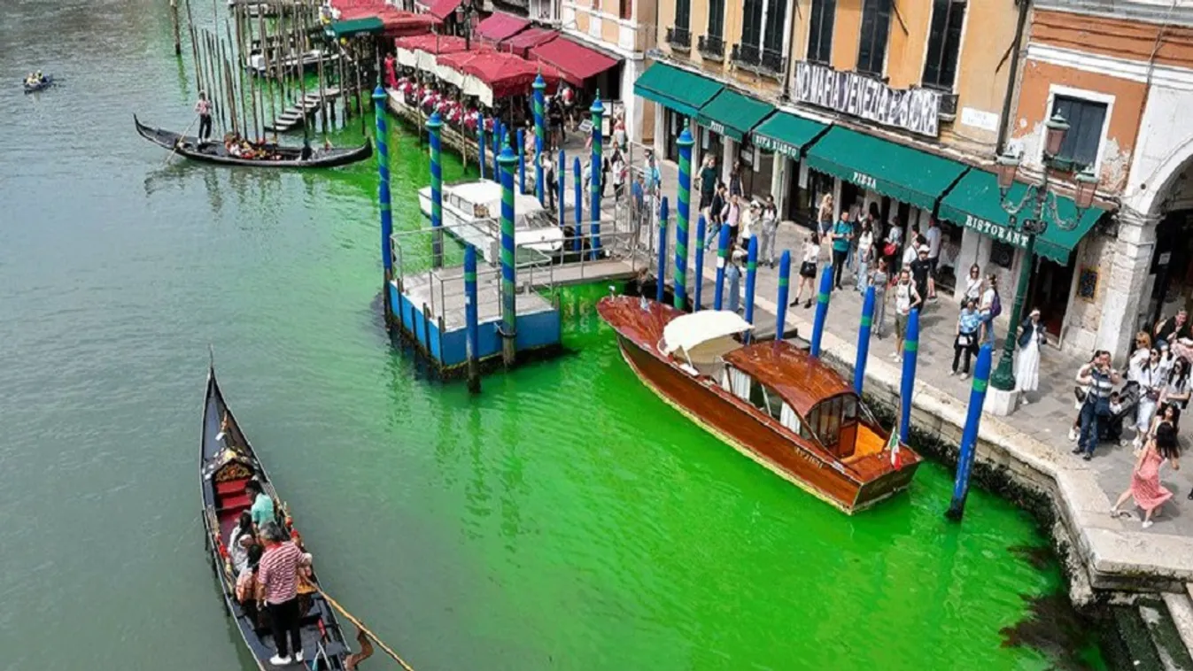 Fluoreszkált a velencei Canal Grande vize a Rialto hídnál