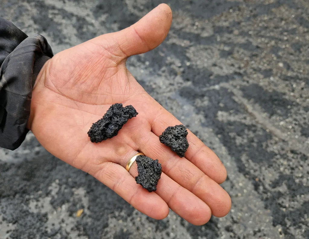 Nicolosi, 2023. május 21.
Vulkáni hamut mutat egy férfi az Etna tűzhányó kitörése után a szicíliai Nicolisiben 2023. május 21-én.
MTI/EPA/ANSA/Orietta Scardino