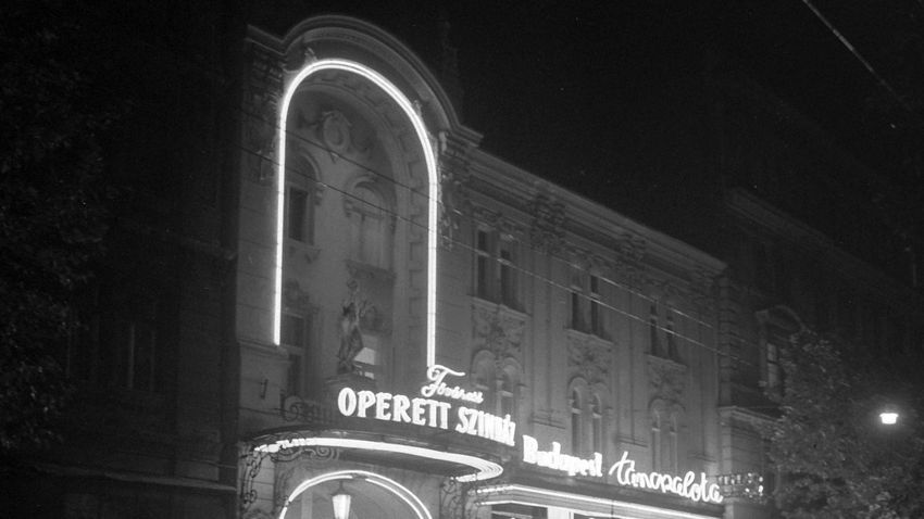 1962
Az egykor Somossy Orfeum néven nyílt mulató épületét később feldarabolták, így egyik felében létrejött a kabaréiról és revüműsorairól ismert Moulin Rouge. Vajon mi foglalt helyet az épület másik felében?