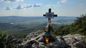"Mindig érezni fogjuk az égi közelséged" – a Pilisben is búcsút vettek Suhajda Szilárdtól – fotók