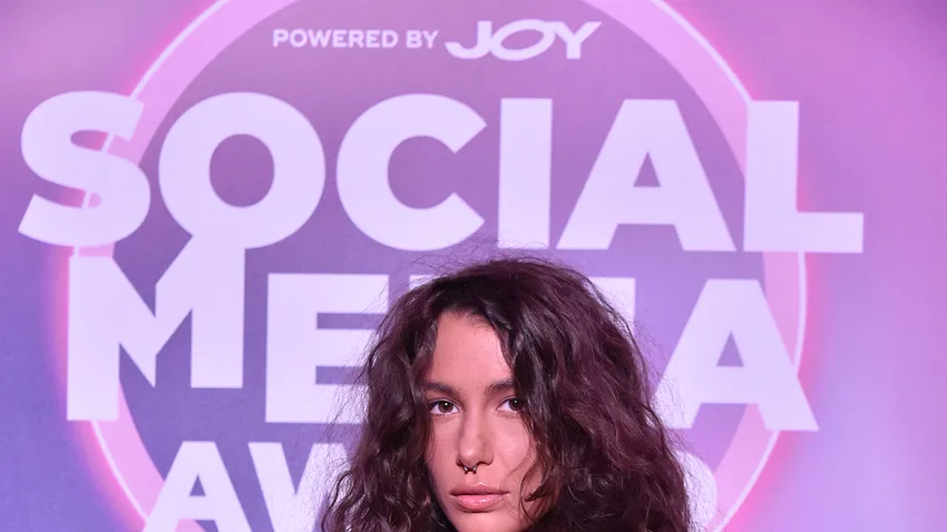 Mély dekoltázs, kivillanó has - így buliztak a sztárok a JOY-gálán