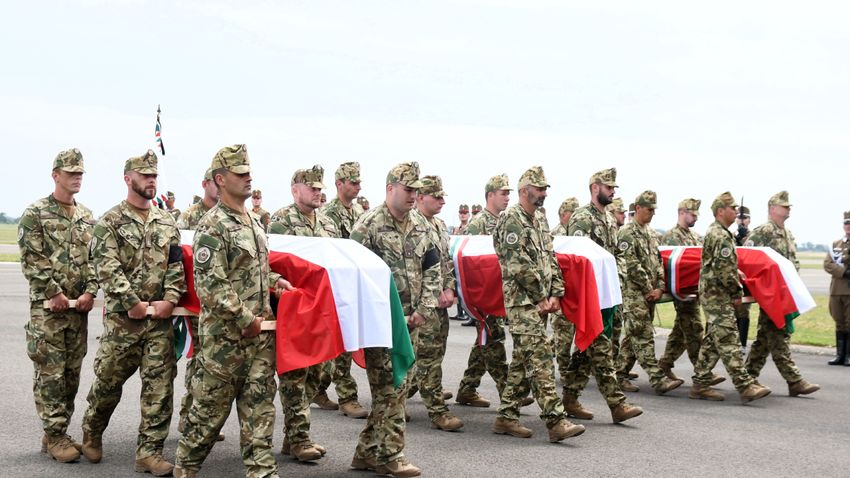Hazahozták a helikopter-balesetben elhunyt magyar katonák földi maradványait
