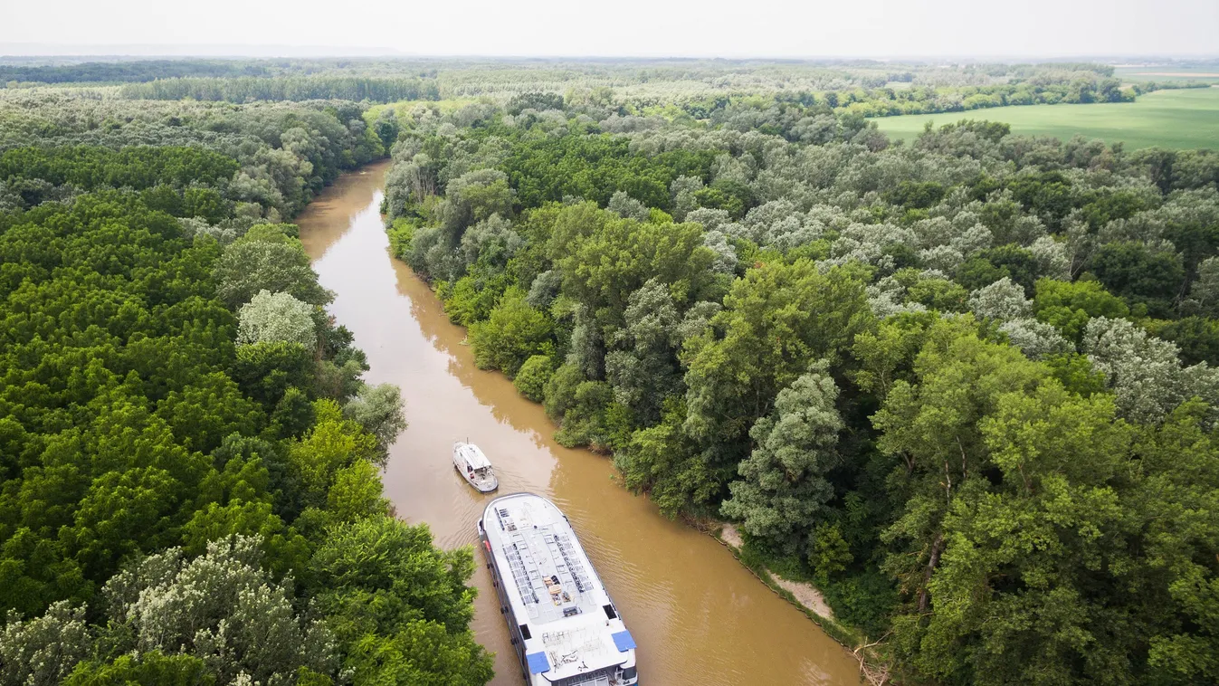 Így halad a Balaton két új katamaránja és kompja a Sió csatornán