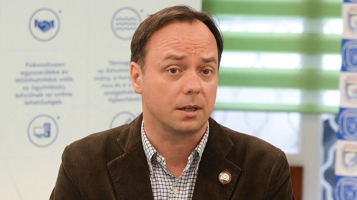 Mohosz sajtáj Nyitrai Zsolt Révész Máriusz