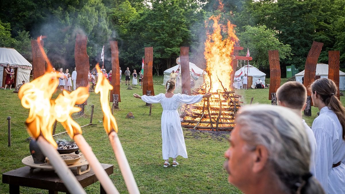 Máglyát raktak, parázson jártak a napfordulót ünnepelve Gombán - videó