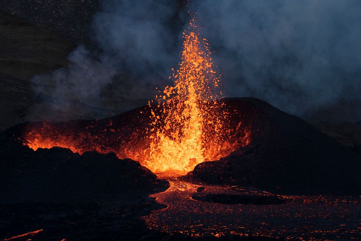 Vulkán tűzhányó kitörés sablon