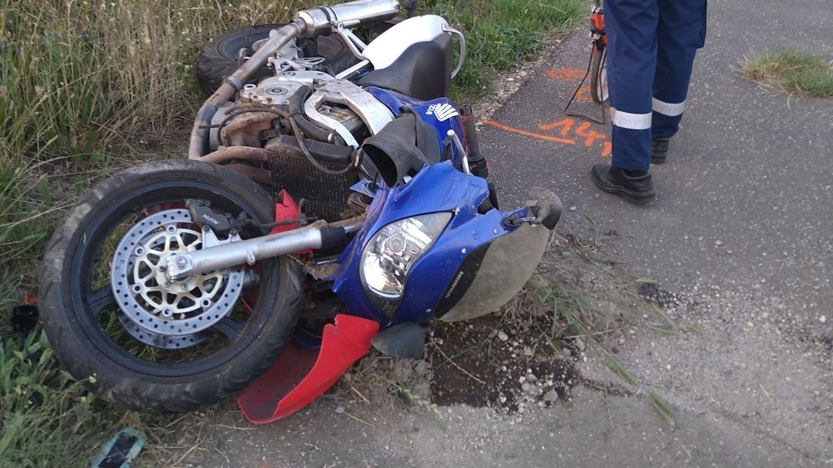 Fekete nap: két motoros is meghalt hétfő este, miután autóknak ütköztek - helyszíni fotók!