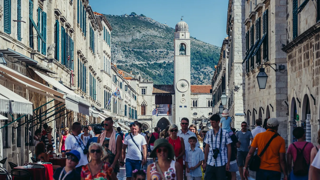 Ebben a horvátországi városban minden helyi lakosra 36 turista jut