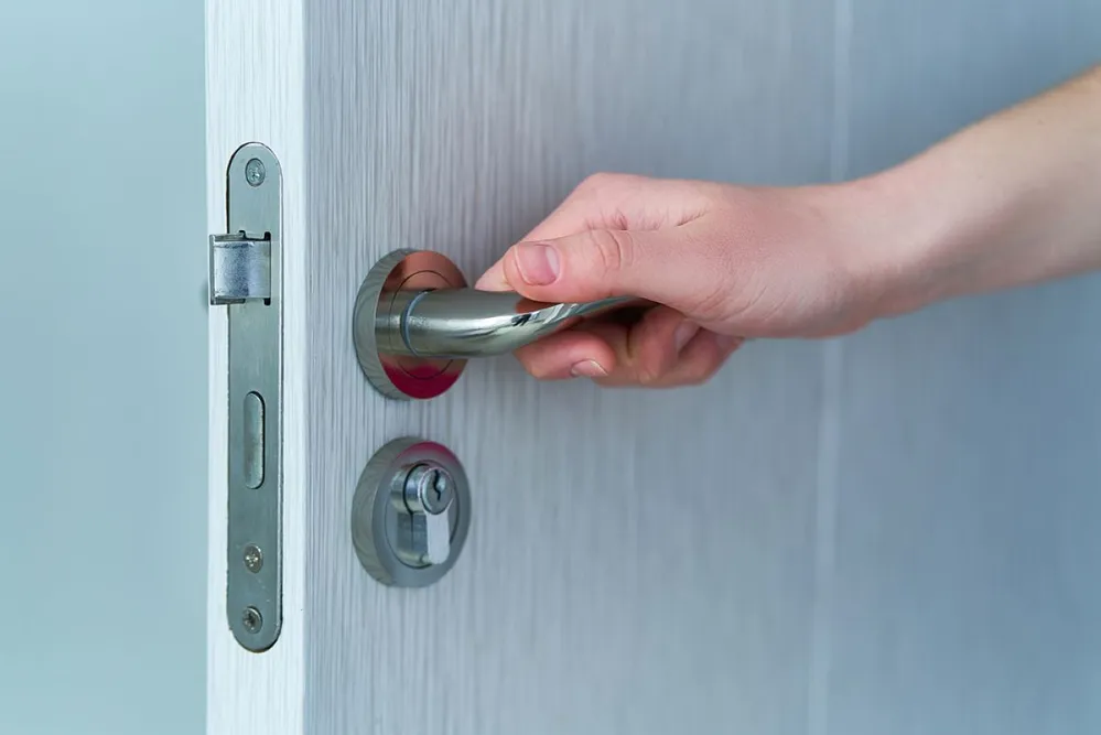 Person,Opens,The,Door.,Hand,On,Door,Handle
ajtó, kéz, kilincs